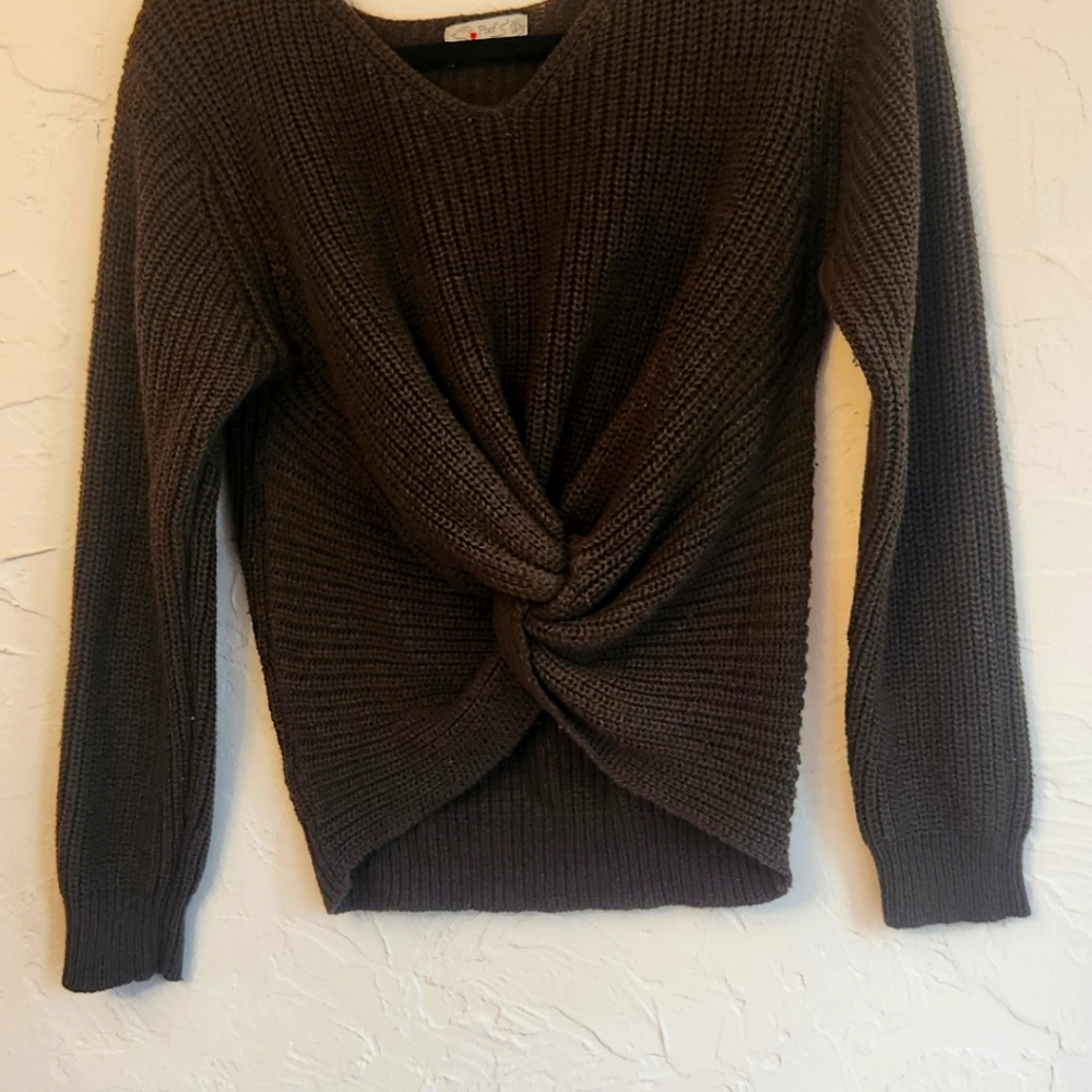 Olive Hi-Low sweater with twist in front